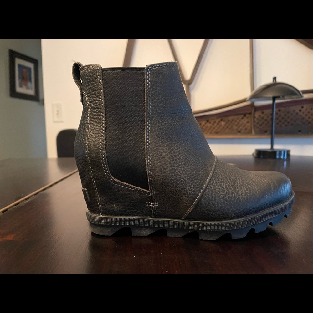 Sorel Joan of Arctic II in quarry black size 7 pre owned.